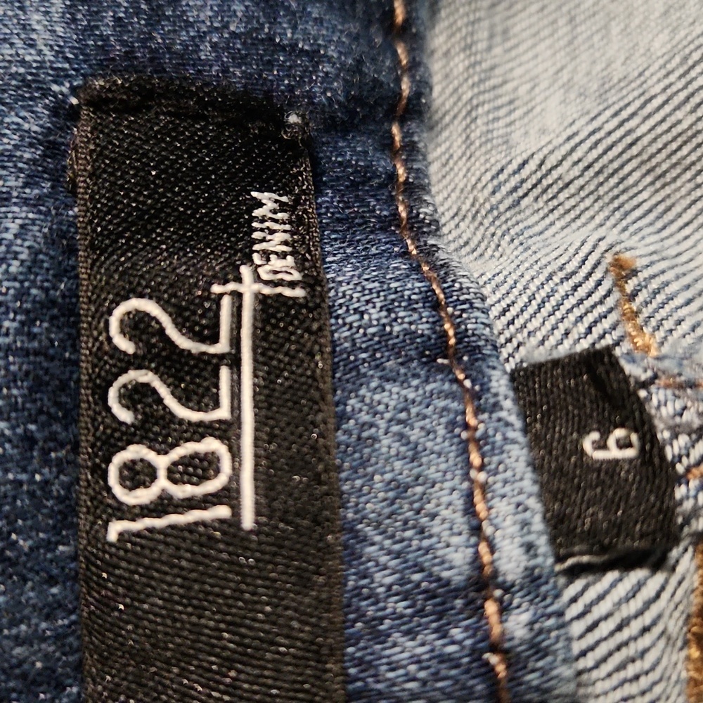 1822 Denim Lightly Distressed Ankle Jeans - Picture 2 of 4